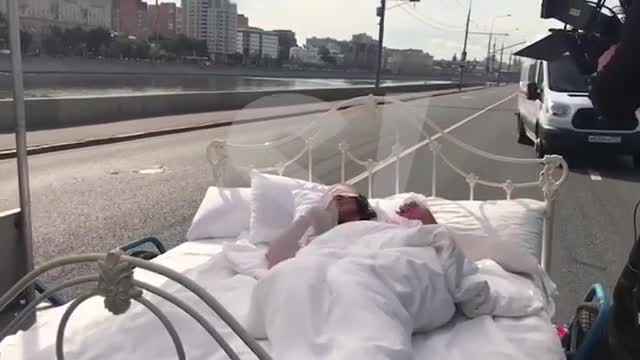 Ольга Бузова керебети менен жол жүргөнү үчүн айып пулга жыгылды