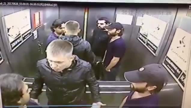 Лифтте жалгыз бала 3 жигитти кулата сабады