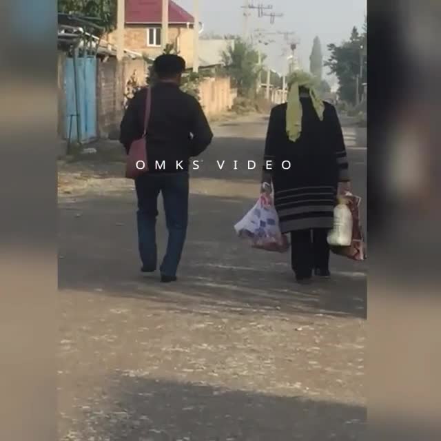 Эркек соройду карагыла, юбка кийип алса болмок