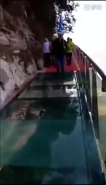 Ушундай көпүрө менен баса алат белең?))