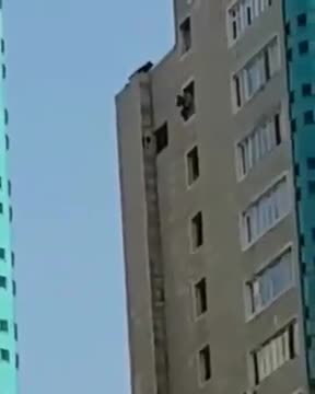 Казакстанда көп кабаттуу үйдөн боюн таштады