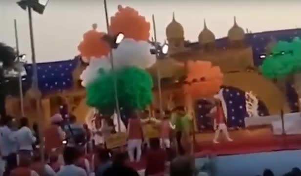 Студенттик кечеде шарлар жарылып...