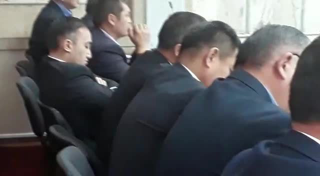 Илим Карыпбеков жыйында уйкусурап отурат