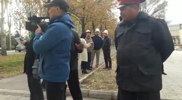 Активисттер Казак элчилигинин алдына нааразылык акциясына чыгышты