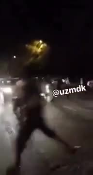 Ташкентте аял кийимин кийип бара жаткан эркекти сабап салышты