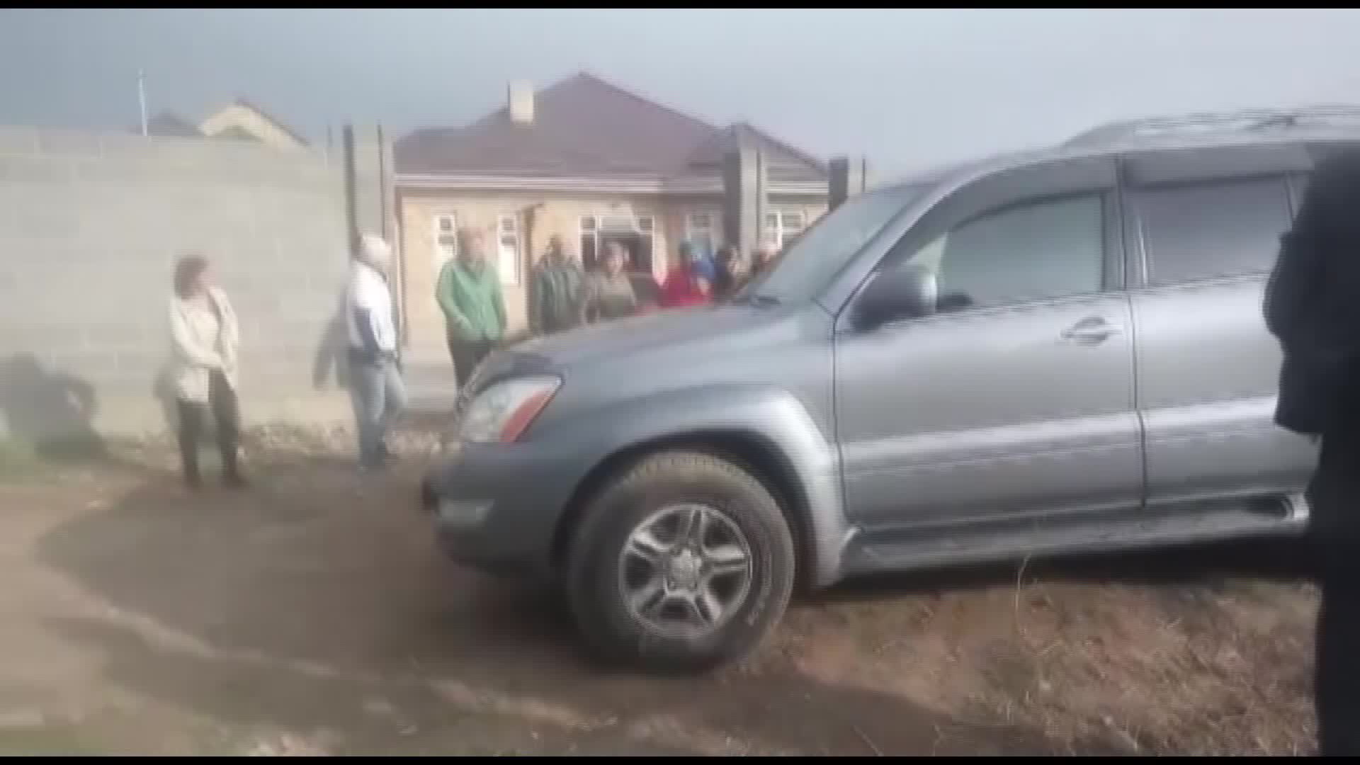 Аида Салянова инисинин үйүнө келип кетти