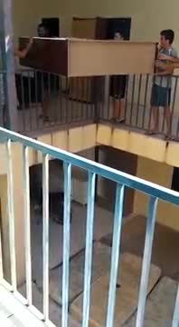 Шкафты сындырбай түшүрөбүз дешкен го))