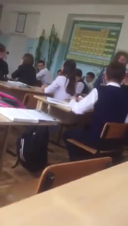 Мугалим окуучуну уруп жатат. Кимде күнөө?