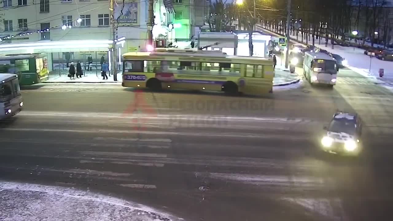 Жол тандабас сүзгөн аял басып кетти 