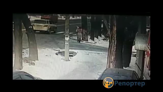 Маршруттук таксинин айдоочусу жөө жүргүнчүнү баласы менен кошо сүзүп кетти