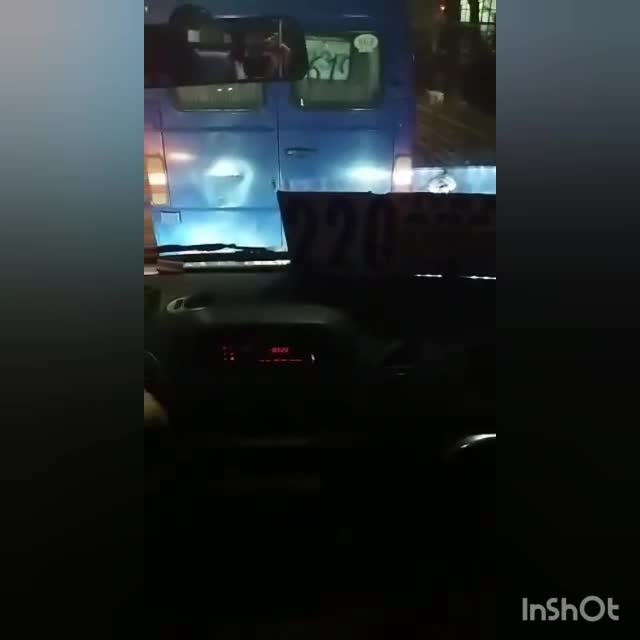 Маршрутканын айдоочусу Инстаграмды чукулап айдап баратат (сөгүнгөн сөздөр бар)