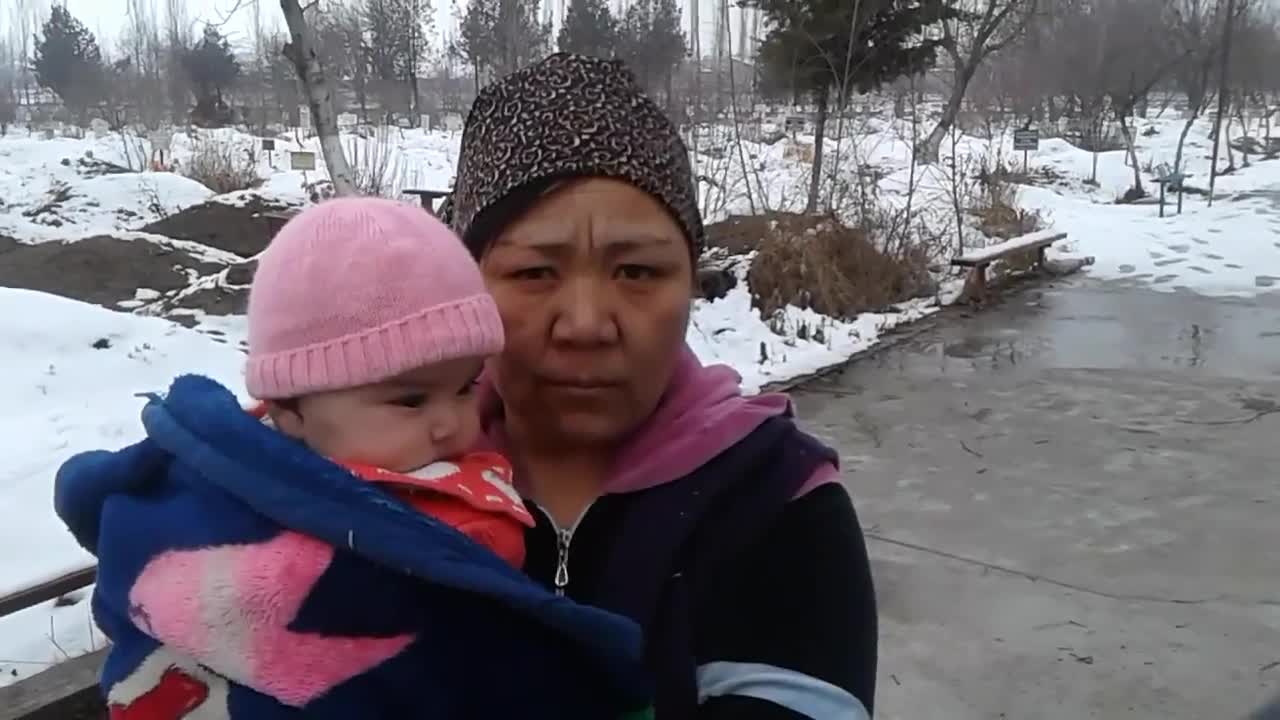  Оштогу мүрзөдө балдары менен жашаган аял 