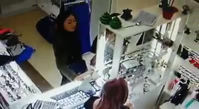Эки кыз дүкөндөн алтындарды уурдап кетишкен