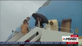 Трамп аялы менен баласына кол чатыр бербей койду