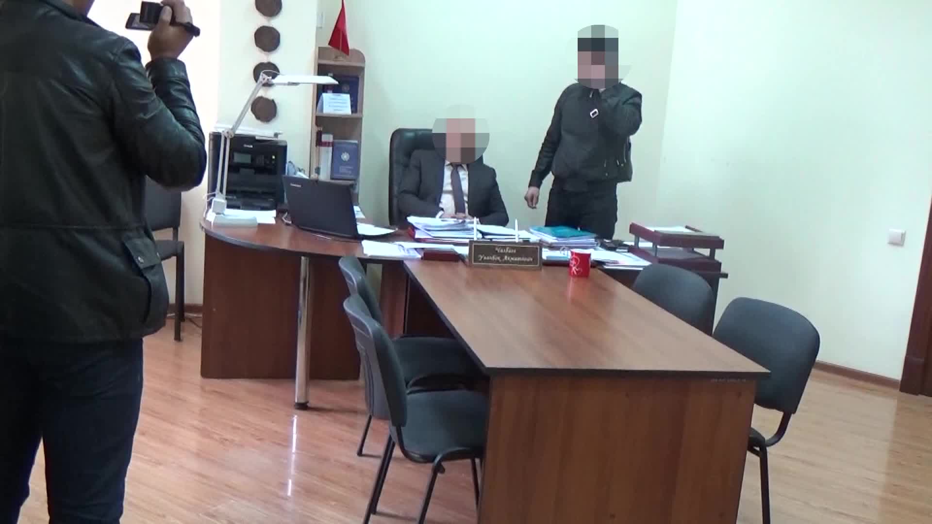 Прокуратура кызматкери 200 миң доллар пара алып жаткан жеринен кармалды