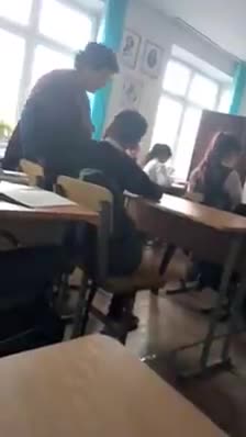 Мугалим окуучуну урушуп, уруп жатат