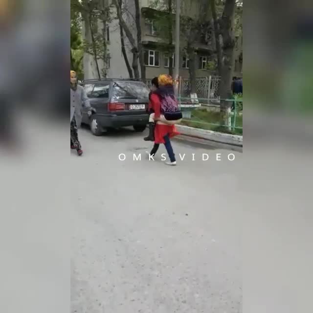 Апасын жонуна көтөргөн кыз