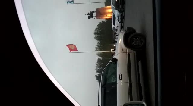 Катуу шамалдан аянттагы желек үзүлүп кетти