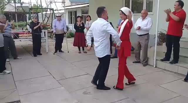 Айпери Кубик кызы лезгинка бийин жолдошу менен бийлеп жатабы?