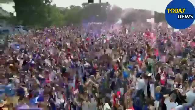 Франция Дүйнө чемпиондугундагы жеңишин майрамдоодо
