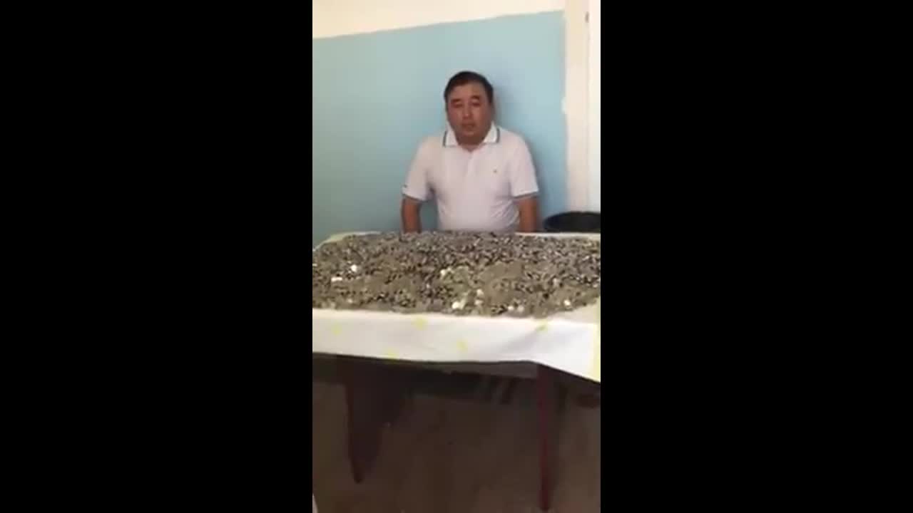 Темирлан Ормуков экс-президент менен депутатка 50 миң сомду тыйындар менен төлөп берүүнү чечти