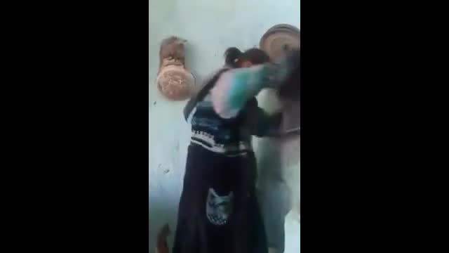 Тандырга нан жапкан секелек кыз
