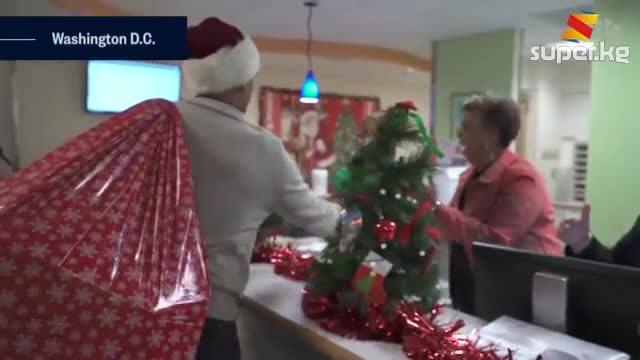 АКШнын экс-президенти Барак Обама балдар ооруканасына Санта Клаус болуп барды 