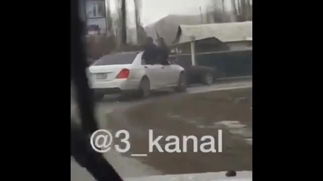 Таласта кортежде автомат алып жүрүшөбү?