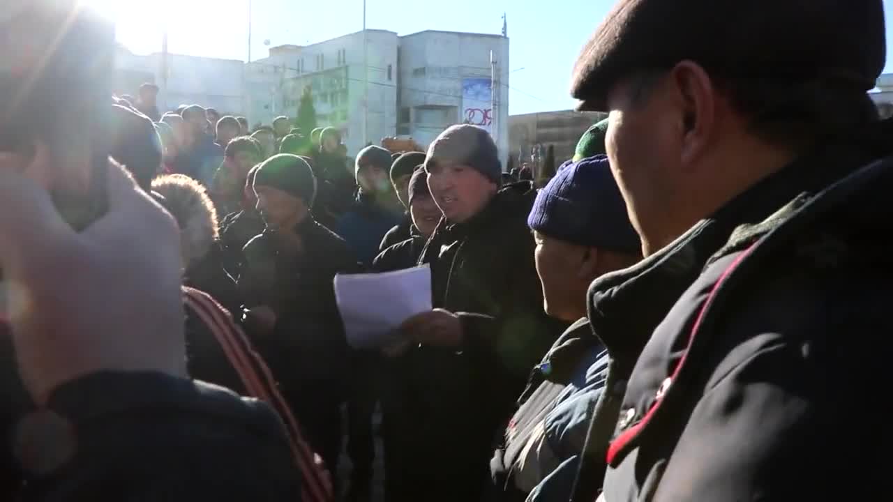 Бишкектин Ала-Тоо аянтында Кытай жарандарын өлкөгө киргизүүгө тыюу салууну талап кылган митинг болуп жатат
