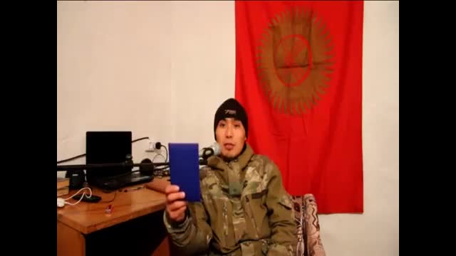 Ак Үйдүн короосуна түкүргөн жигит дипломун өрттөп жиберди