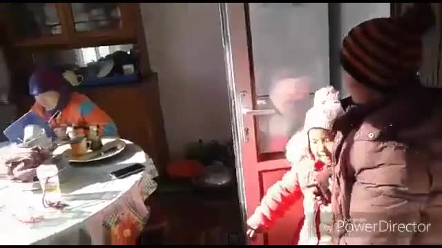 Баланын көөнү оюнда, эненин көөнү "түкүрүктө"