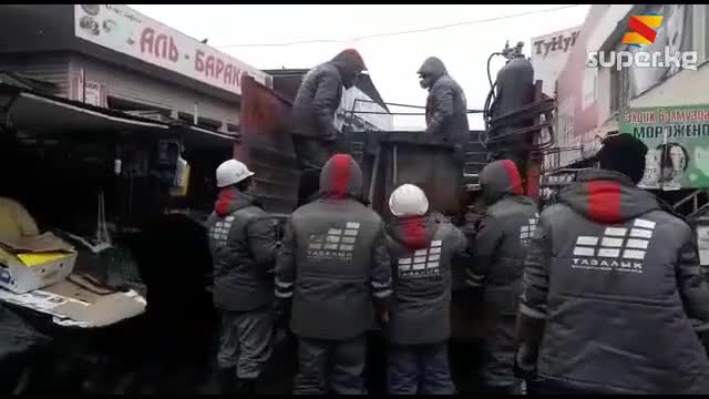 "Ош базарындагы" тротуарда соода кылгандар
