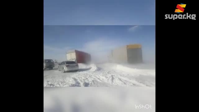 Казакстандын Үчарал-Достук унаа жолунда жүргүнчүлөр жолдо калышты