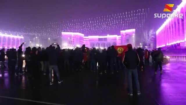 Кыргыз-БАЭ беттешинен кийин Бишкектеги күйөрмандар "Ала-Тоо" аянтына барып гимнди аткарышты