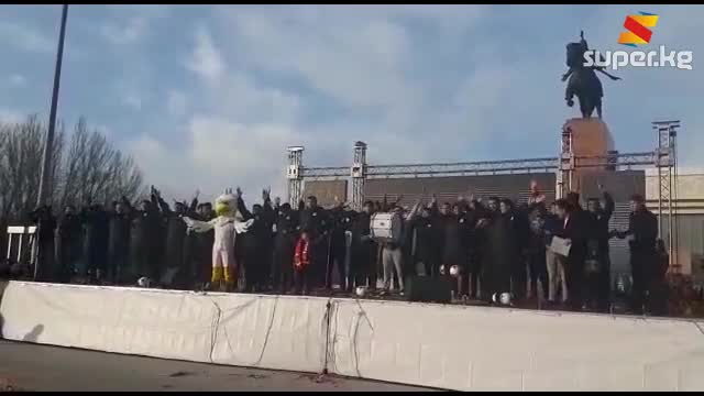 "Ала-Тоо" аянтында футболчулар күйөрмандарга топ тартуулашты 
