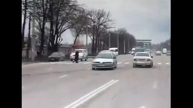 Маршруттук такси жөө жүргүнчүнү сүзүп кетти