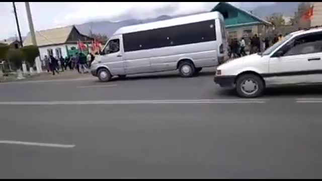 Уранга каршылар Балыкчыдан Бишкекти көздөй жөө жүрүш менен келе жатат
