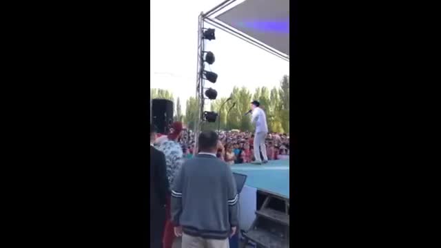 Мирбек Атабеков туулуп-өскөн айылына концерт койду