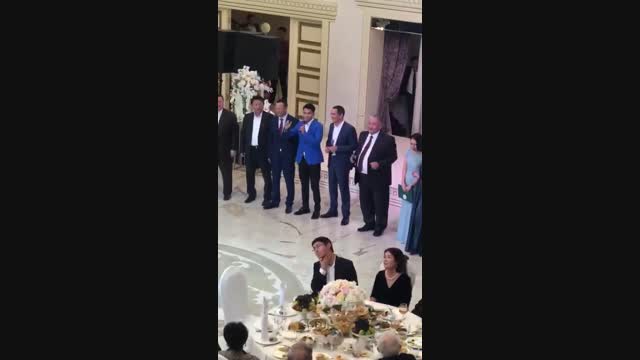 Саясатчылар Мирбек Атабеков менен чогуу ырдашты 