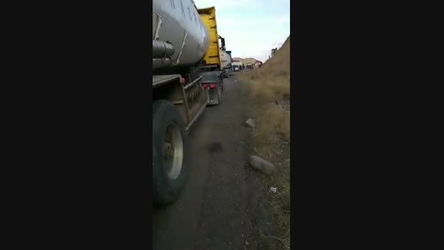 Жалал-Абадда күйүүчү май ташыган унаа оодарылып кетти
