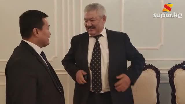 Бекназаров журналисттердин суроолоруна жооп берүүдөн баш тартып жатат