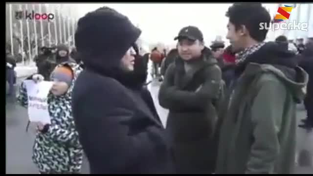 Ак Үйдүн жанында өткөн митингде балдар да жүрүштү