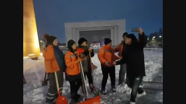Ырчы Мирбек Атабеков "Тазалык" кызматкерлерине ырдап берди