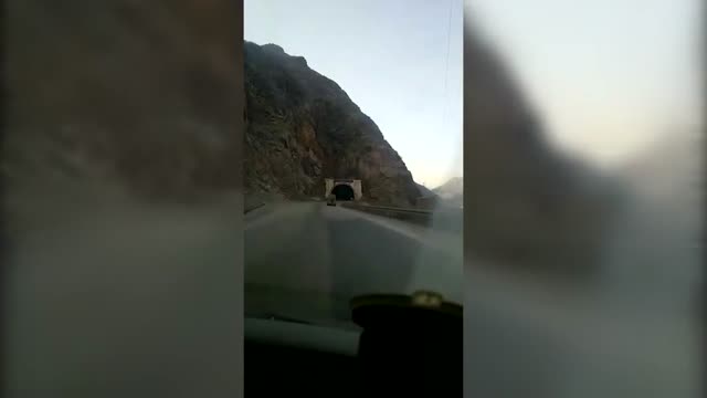 Тоннелден каршы тилкеге чыккан жүк ташыган унаа (сөгүнгөн сөздөр бар)