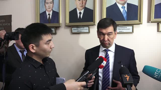 Мэр Азиз Суракматов футбол борбору боюнча суроого жооп берүүдөн качты