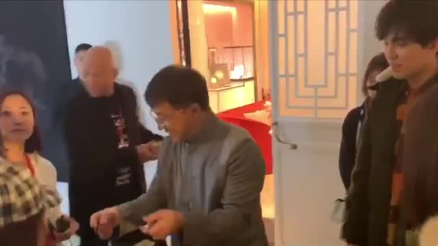  Димаш Кудайберген Жеки Чанга белек тартуулады