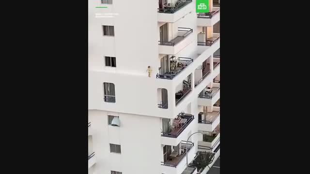 Бешинчи кабатта терезе сыртында басып жүргөн баланы Кудай сактады 