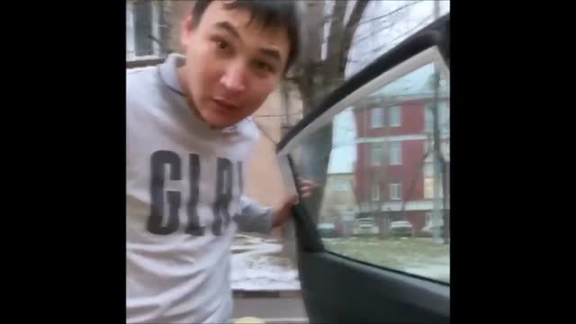 Орусиялык футболчунун аялын таксисттен түшүрүп салган кыргыз жигитинин окуясы. Блогер Денис тарткан видео