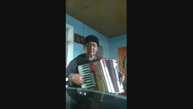 Жаркынбай Кошбаев аккордеон чертип ырдоодо 