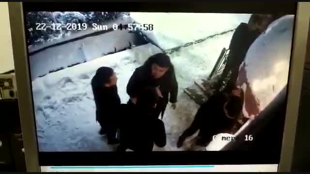 Октябрь РИИБинин кызматкери жанындагы жигитке ок атты 